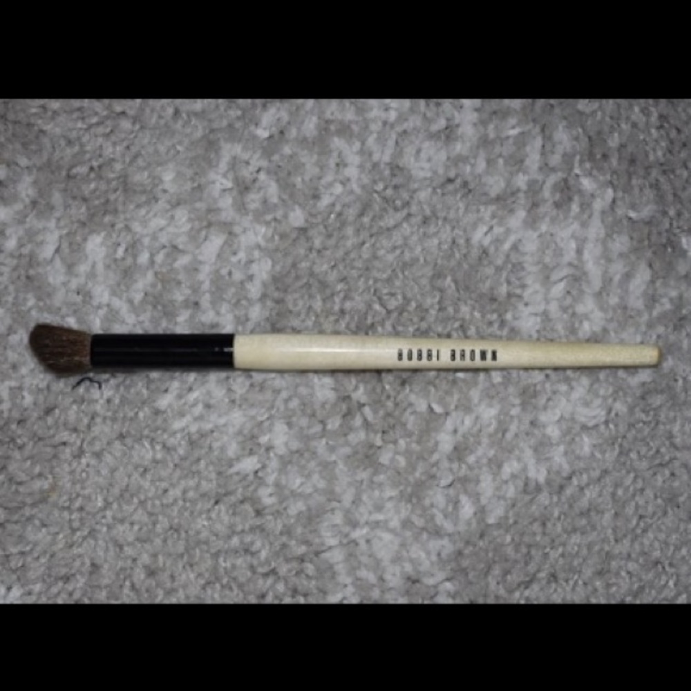 Bobbi Brown blending makeup brush